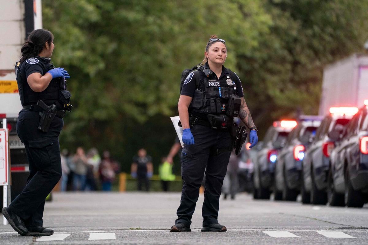 Agentes de policía vigilan la zona tras el tiroteo Agentes de policía vigilan la zona tras el tiroteo