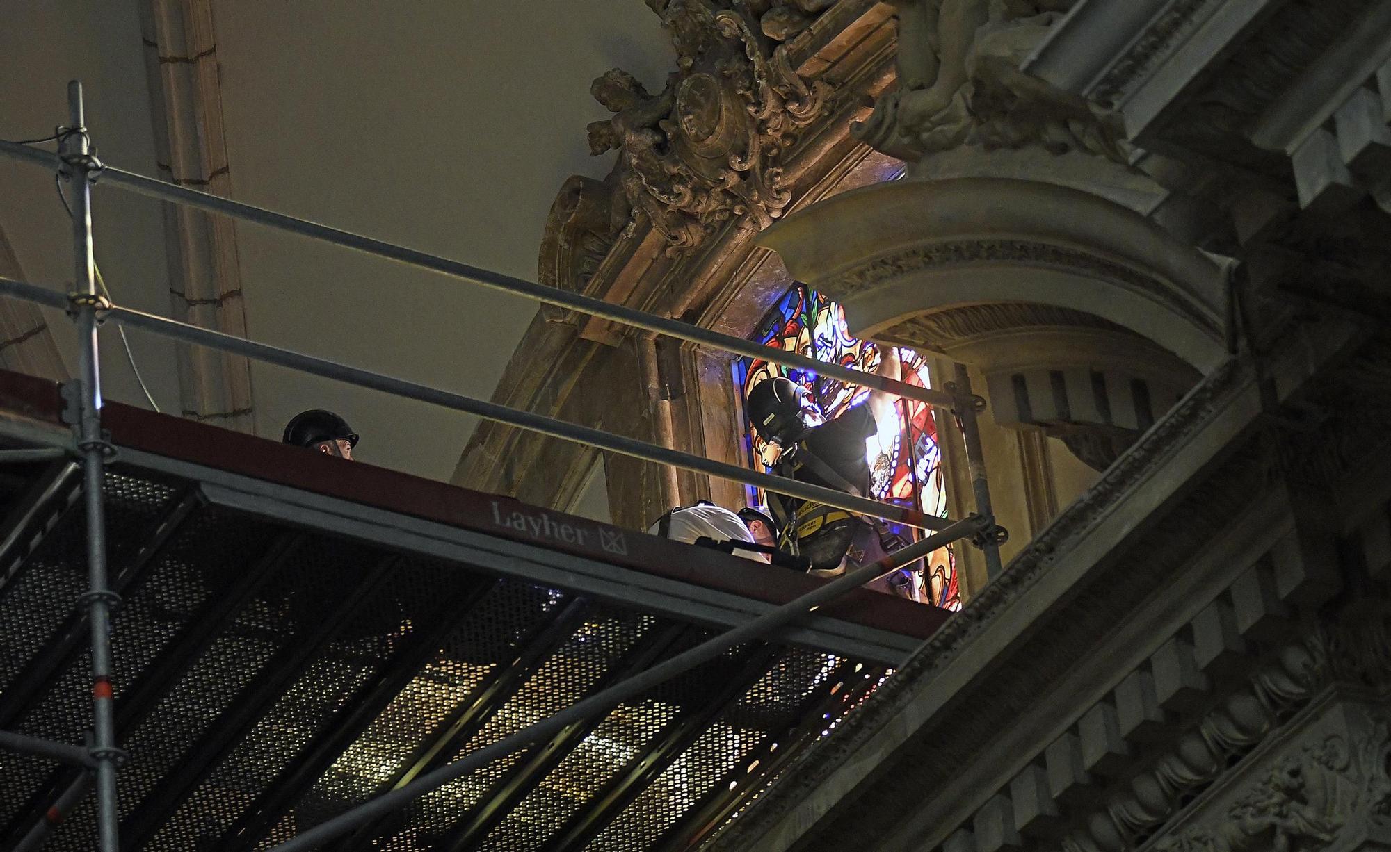 Así han instalado las vidrieras de San Pedro y San Pablo en la Catedral de Murcia