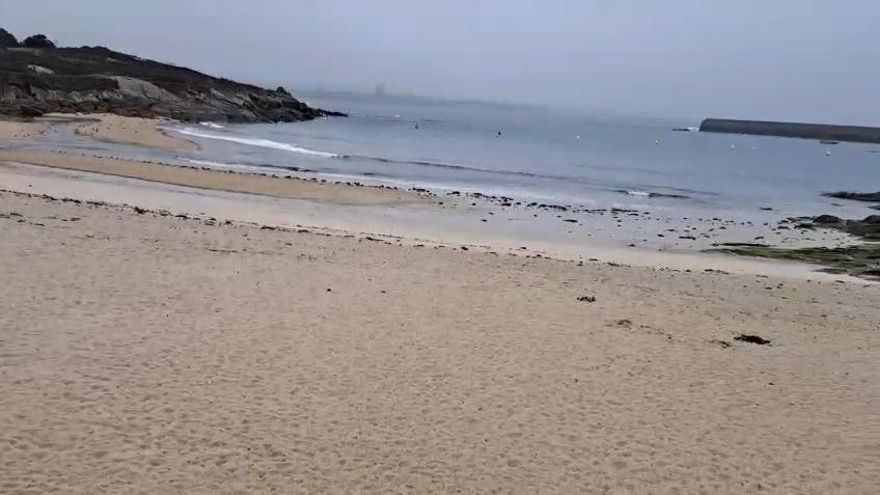 Paraguas y chaqueta en plena ola de calor: el mundo al revés en esta esquina de Galicia