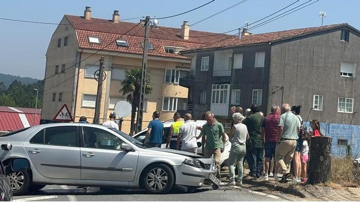 Lugar del choque, con los vehículos aún en la carretera, en A Ramallosa, Teo