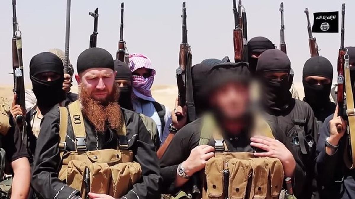 Combatents de l’Estat Islàmic, en una imatge difosa per una web islamista en què apareix difuminada la cara d’un dels caps del grup.