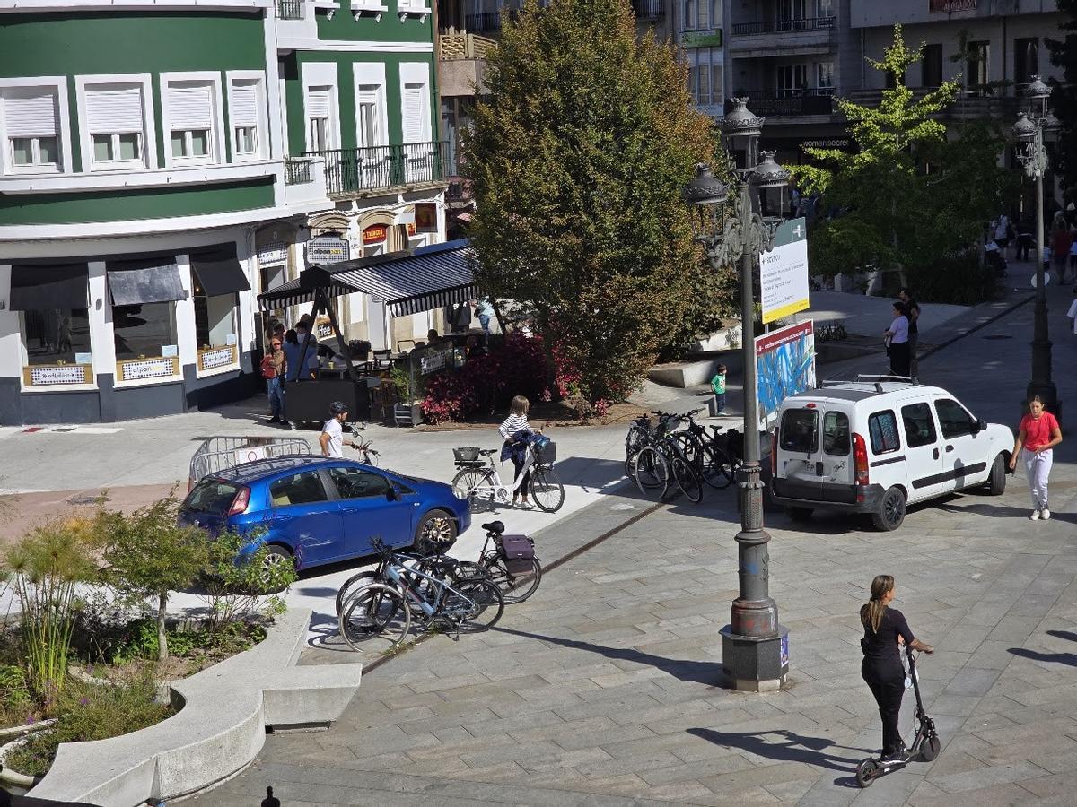 Vehículos en la plaza de Galicia.