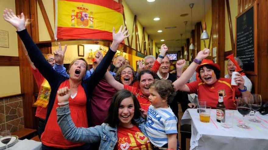 Aficionados siguen un partido de España en una imagen de archivo.