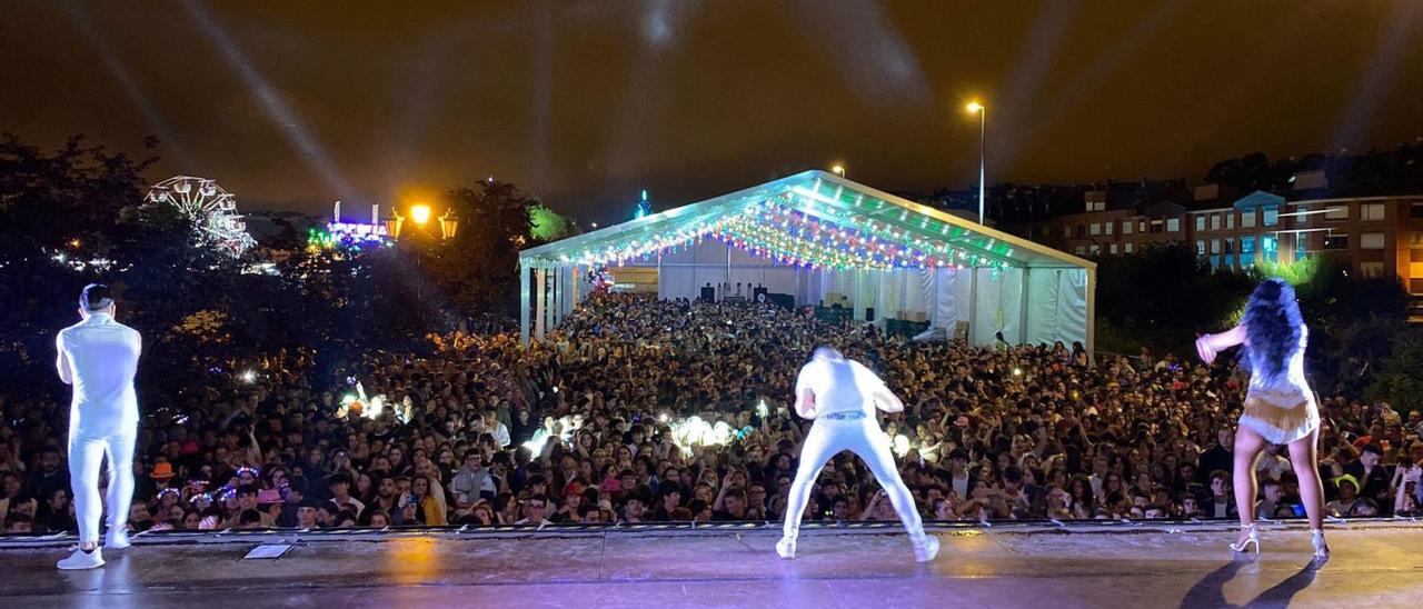 Aspecto que presentaba desde el escenario el recinto festivo de La Florida durante la actuación del grupo «Tekila» el sábado por la noche. | LNE