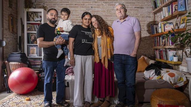 Kuyay S. (amb faldilla vermella), el Jordi (dreta) i la família que va perdre la casa en un incendi dimarts. | MANU MITRU