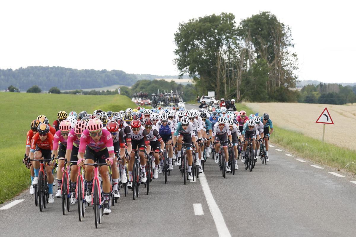 Longwy (France), 07/07/2022.- The peloton in action during the 6th stage of the Tour de France 2022 over 219.9km from Binche to Longwy, France, 07 July 2022. (Ciclismo, Francia) EFE/EPA/YOAN VALAT