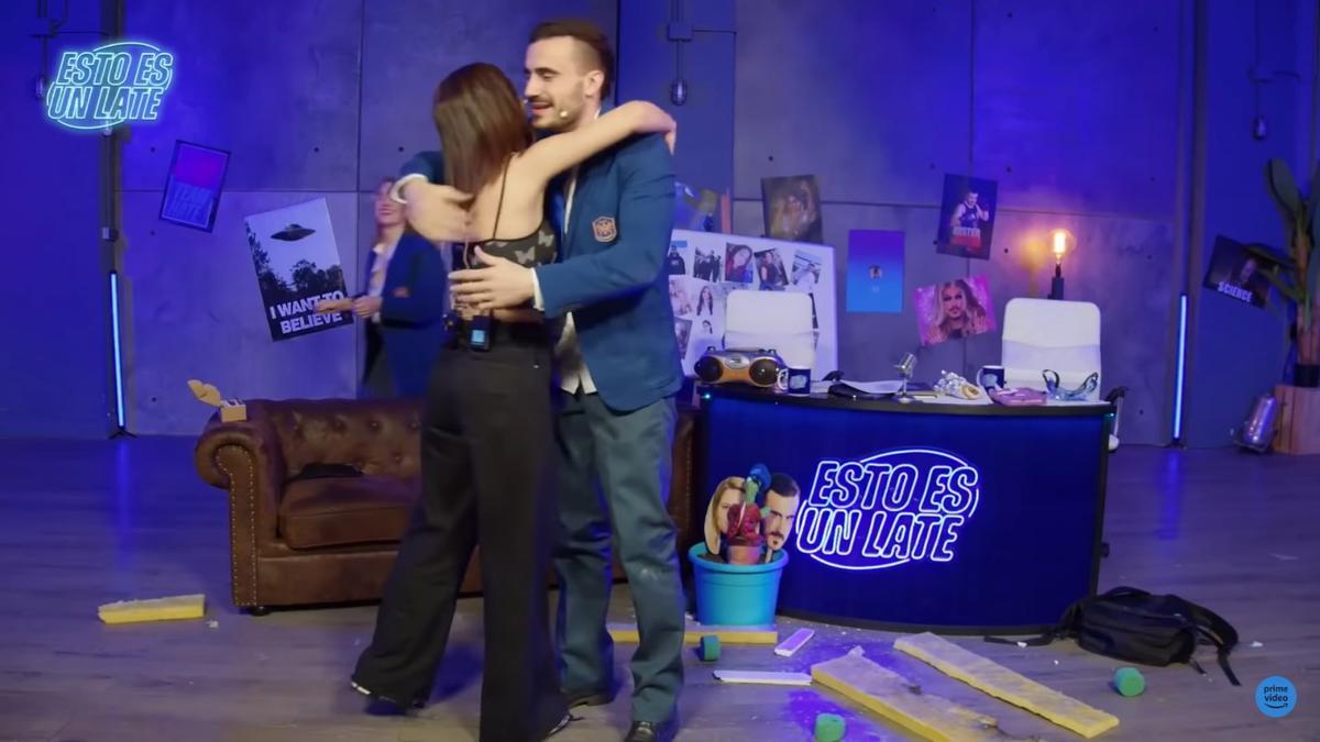 Laura escanes y Míster Jagger se saludan en el programa 'Esto es un Late' 