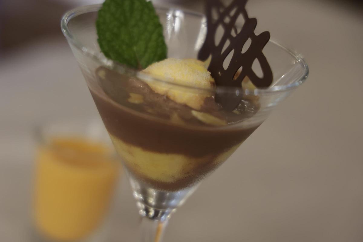 Sopa de chocolate, helado de nísperos, almendra salada y café.