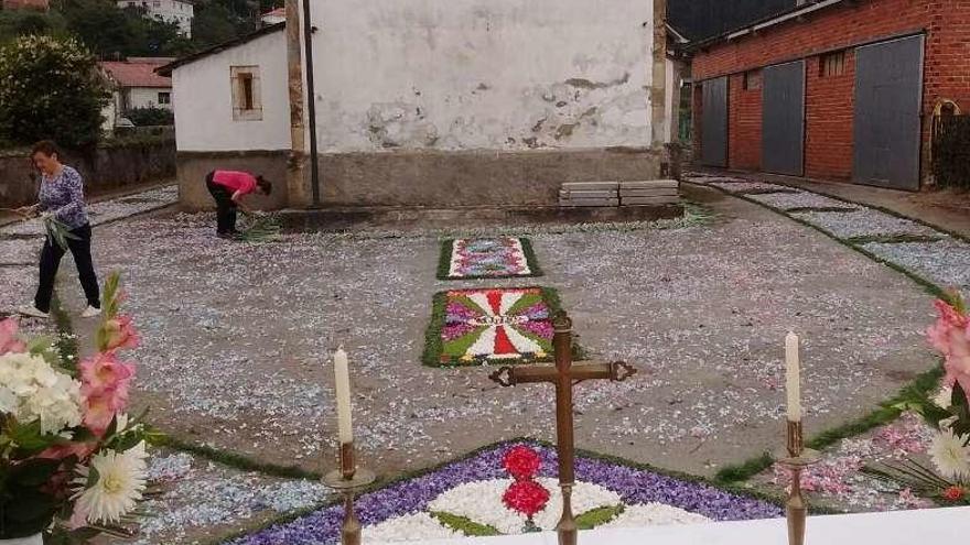 Zardaín (Tineo) atrae visitantes con 100 metros de alfombras florales