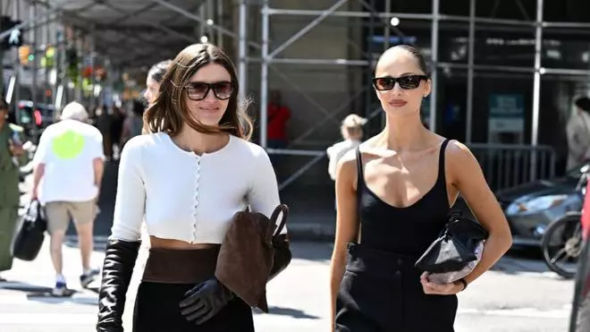 Las sneakers metalizadas que triunfan entre las mujeres de 30: están hechas en España y cuestan menos de 100 euros