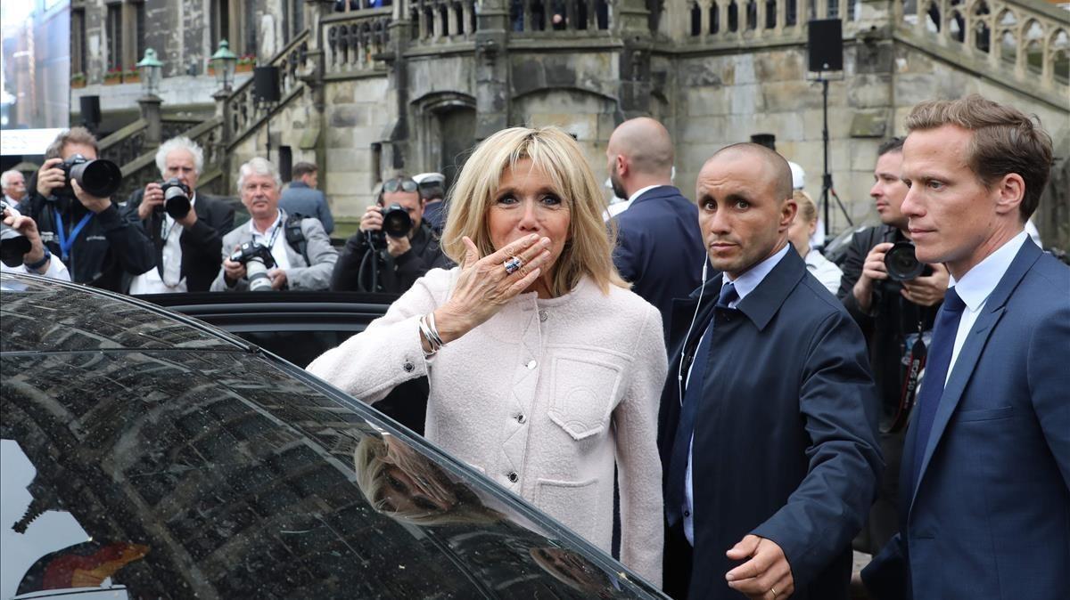 zentauroepp43265786 france s first lady brigitte macron waves as she gets in a c180512160405