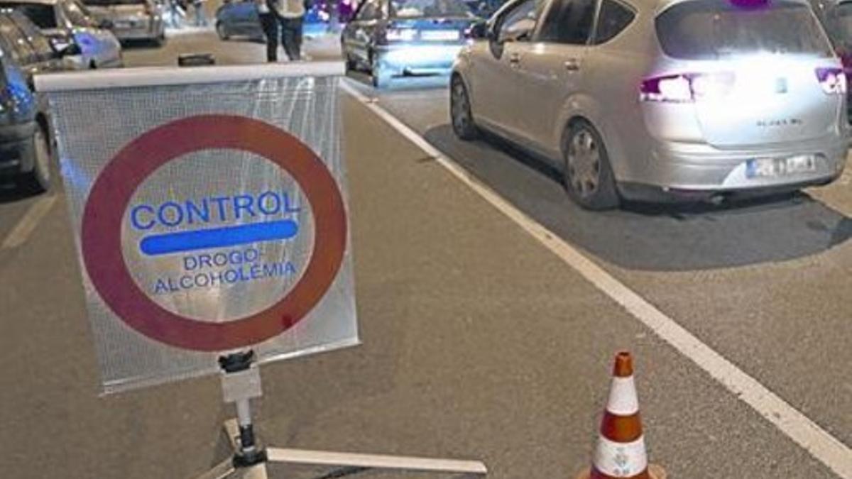 Una brigada de la Guardia Urbana realiza un control de alcoholemia en una calle de Barcelona.