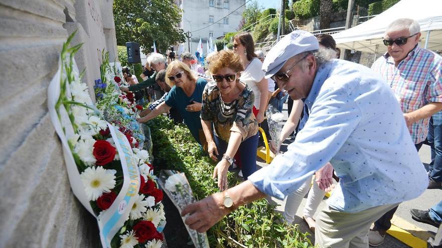 Ofrenda floral ante el monumento a Alexandre Bóveda