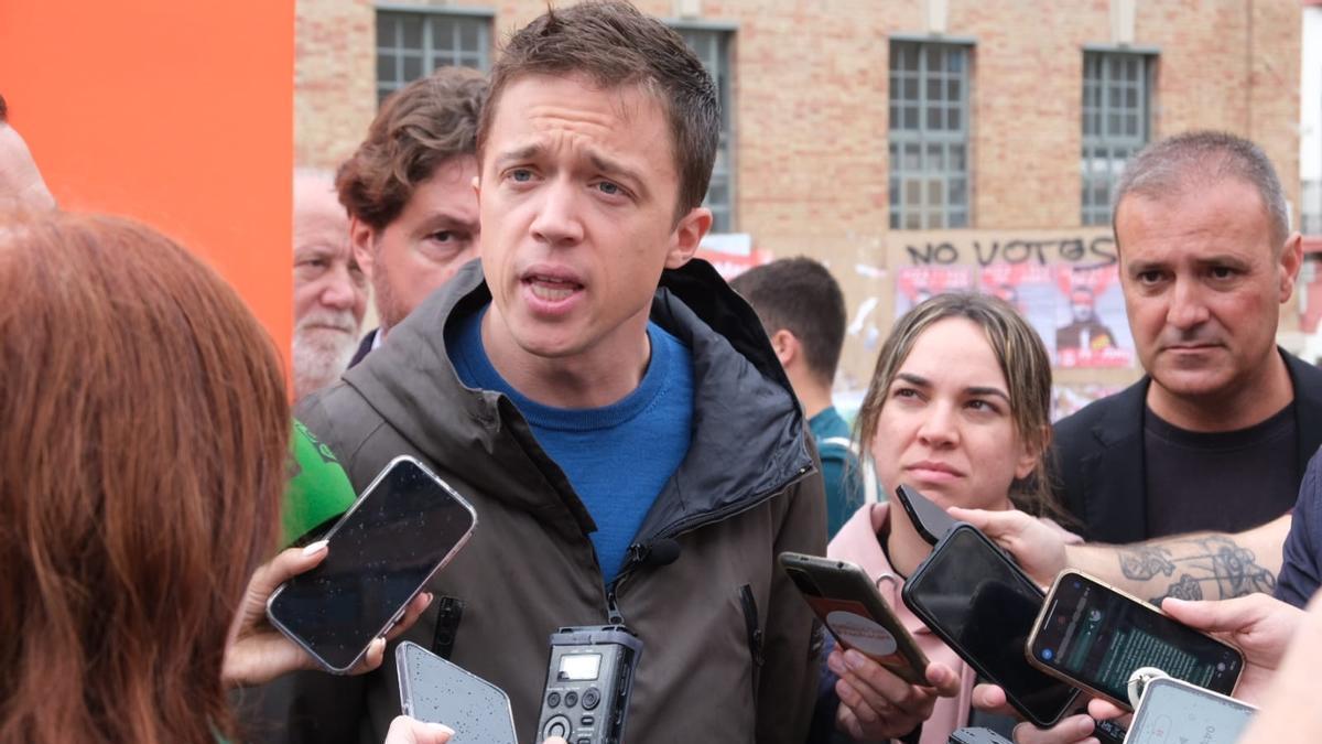 Errejón, en Alicante, junto a Sara Llobell y Natxo Bellido.