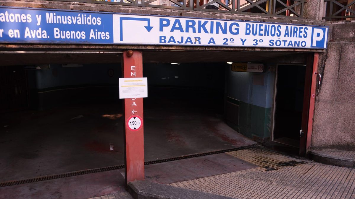 Aparcamiento de aprovechamiento privado en el subsuelo público de la Plaza San Antonio. El negocio cesó su actividad ayer como consecuencia de la situación judicial.