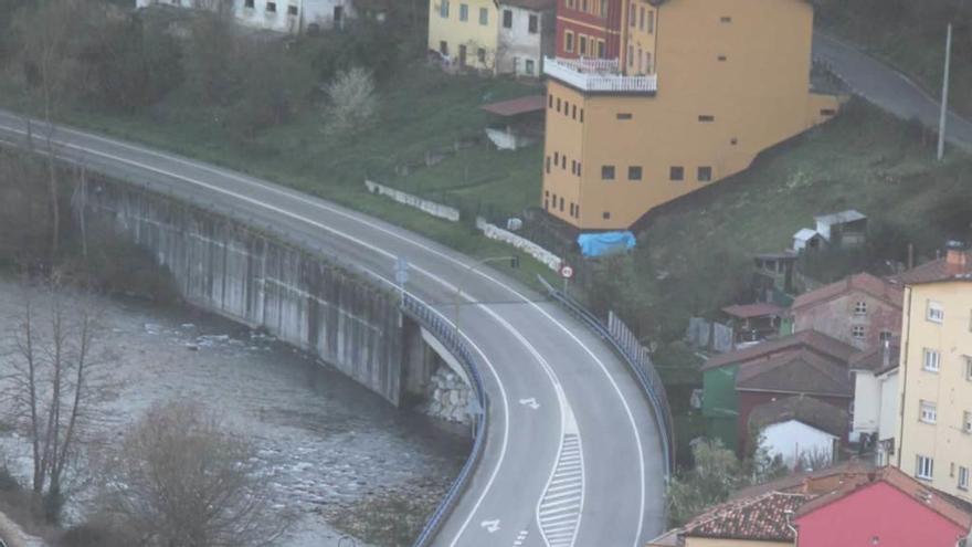 El cruce donde se produjo el accidente, en Moreda.