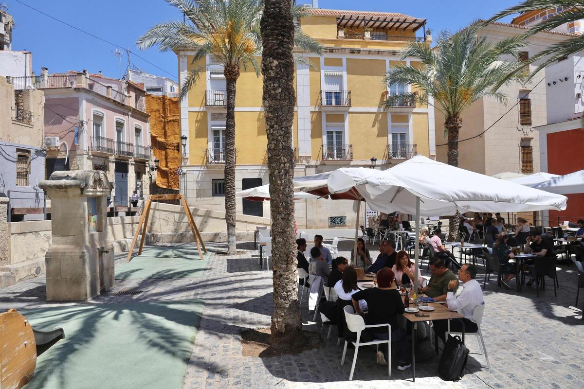 Las creciente ocupación de terrazas se sitúa junto a la zona de juegos infantiles de la plaza Quijano.