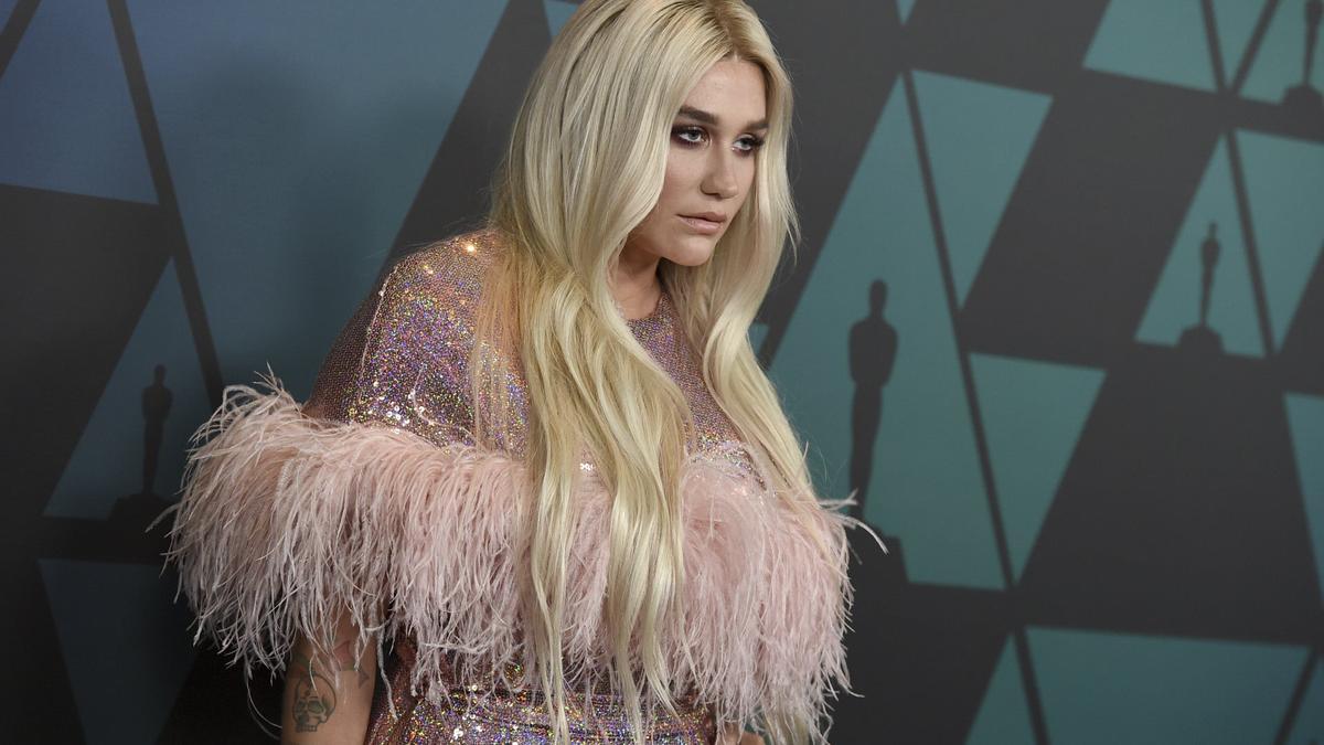 'Free the pecas': Kesha defiende su cara al natural