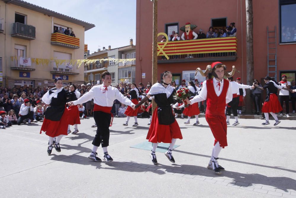 Cornellà del Terri celebra la plantada de l'Arbre i el Ball del Cornut