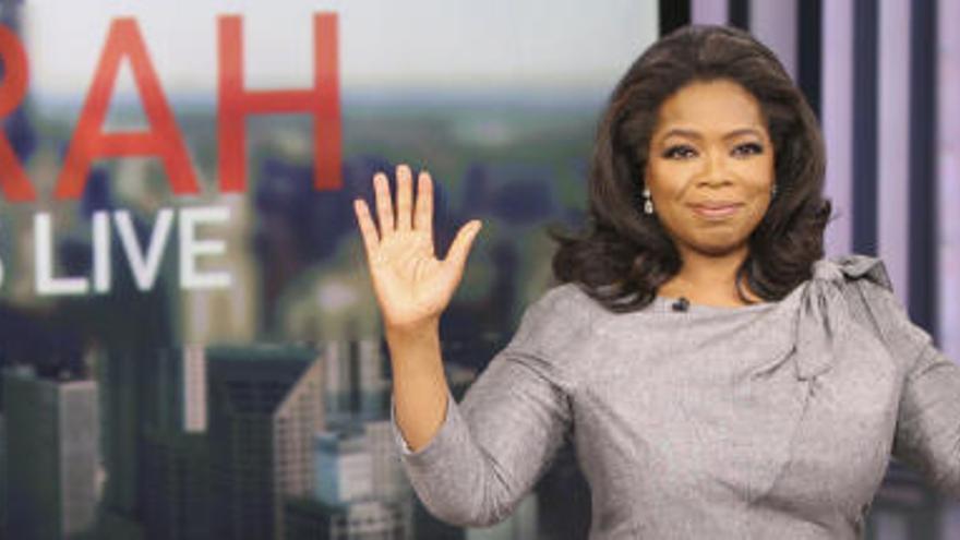 La popular presentadora Oprah Winfrey en el set de su programa este viernes