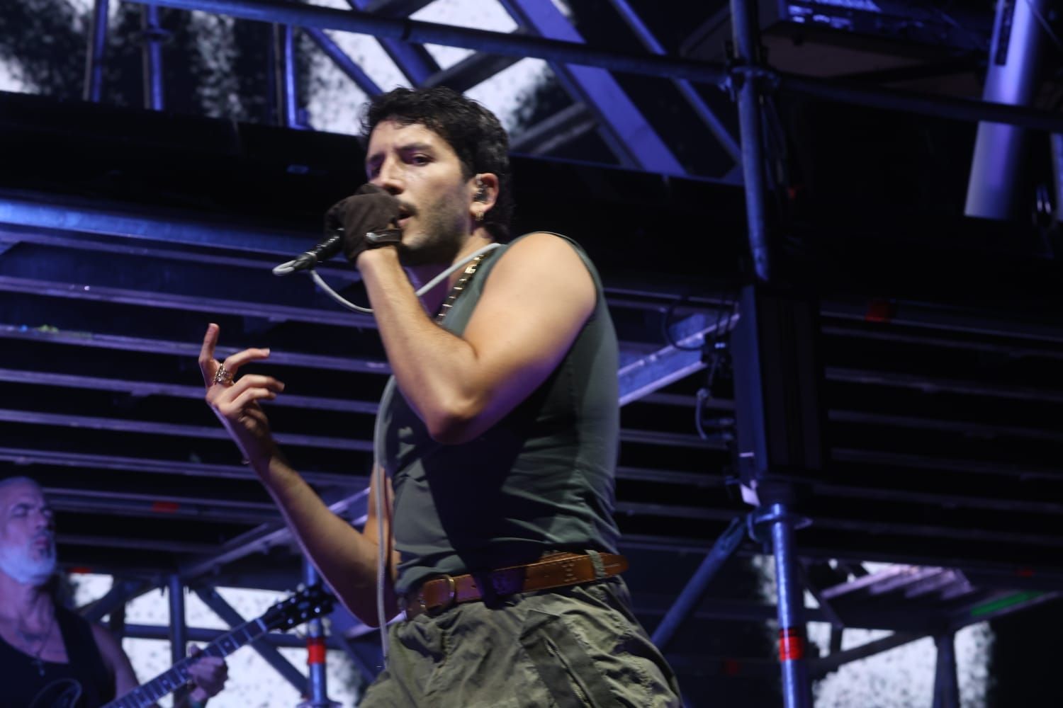 Sebastián Yatra se funde con el público y sus 'Tacones Rojos' pone en pie al Roig Arena