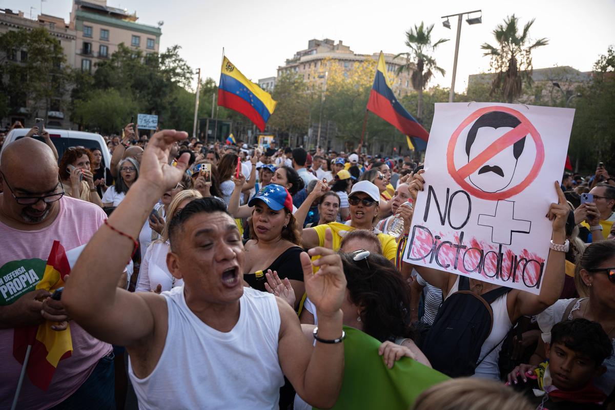 Barcelona. 03/08/2024. Internacional. Manifestación de venezolanos en Plaza Universitat por las elecciones del fin de semana pasado. AUTOR: Marc Asensio      Barcelona, Catalunya, España, Venezuela, venezolanos, manifestación, protesta, elecciones