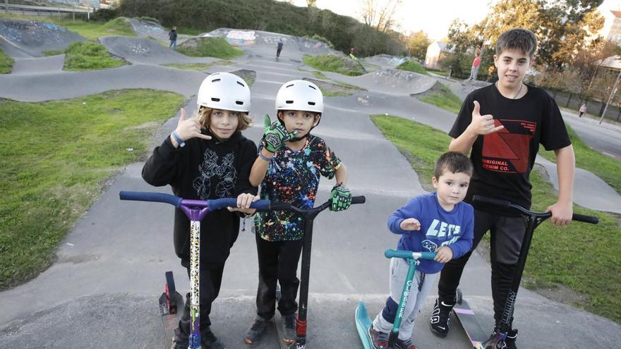 Piruetas entre grietas y baches en el &quot;pump track&quot; del Polígono: &quot;Hace falta una remodelación&quot;