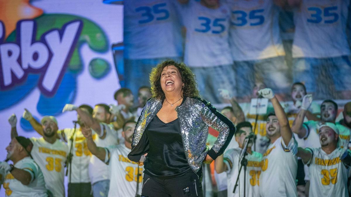La ganadora Trapaseros, en la interpretación en la final de su tema estrella, ‘Super Bowl’, con Rosanna.