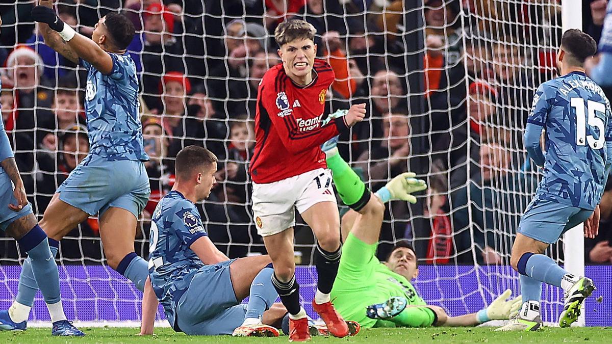 Aleandro Garnacho corre a celebrar su segundo gol para el United con Dibu Martínez vencido en el suelo.