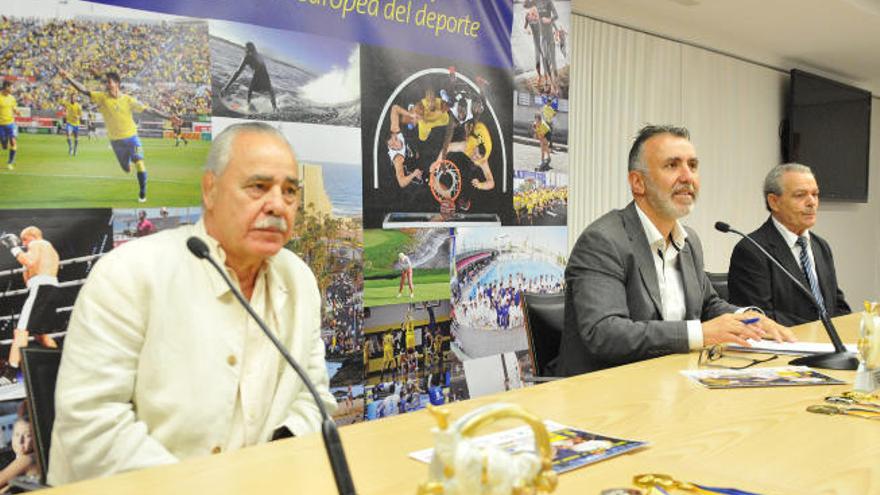 De izda. a drcha.: Antonio Coruña, presidente de la Federación Canaria de Judo; Ángel Víctor Torres, consejero insular de Deportes, y Domingo Afonso, presidente de la Federación de Gran Canaria de Judo.