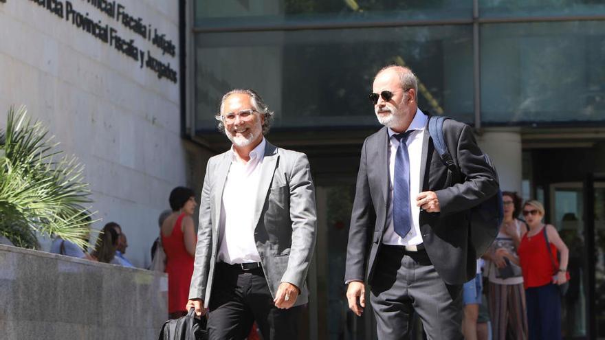 José Ramón Tiller, con su abogado, en la Ciudad de la Justicia.