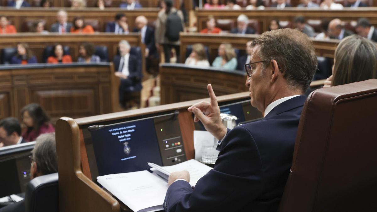 El presidente del Partido Popular y candidato a la investidura, Alberto Núñez Feijóo, en la primera sesión de su debate de investidura a la Presidencia del Gobierno, este martes en el Congreso.