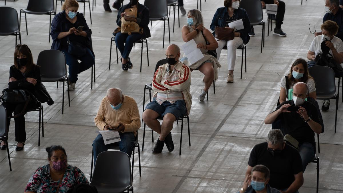 Vacunados en Ifeza, en la sala de espera para detectar posibles efectos secundarios