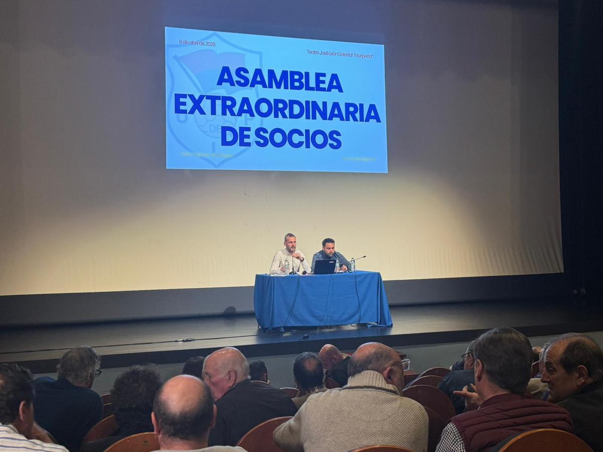 De izquierda a derecha, Adrián Torre y Bruno Blanco, ayer, en el Teatro José León (Langreo).