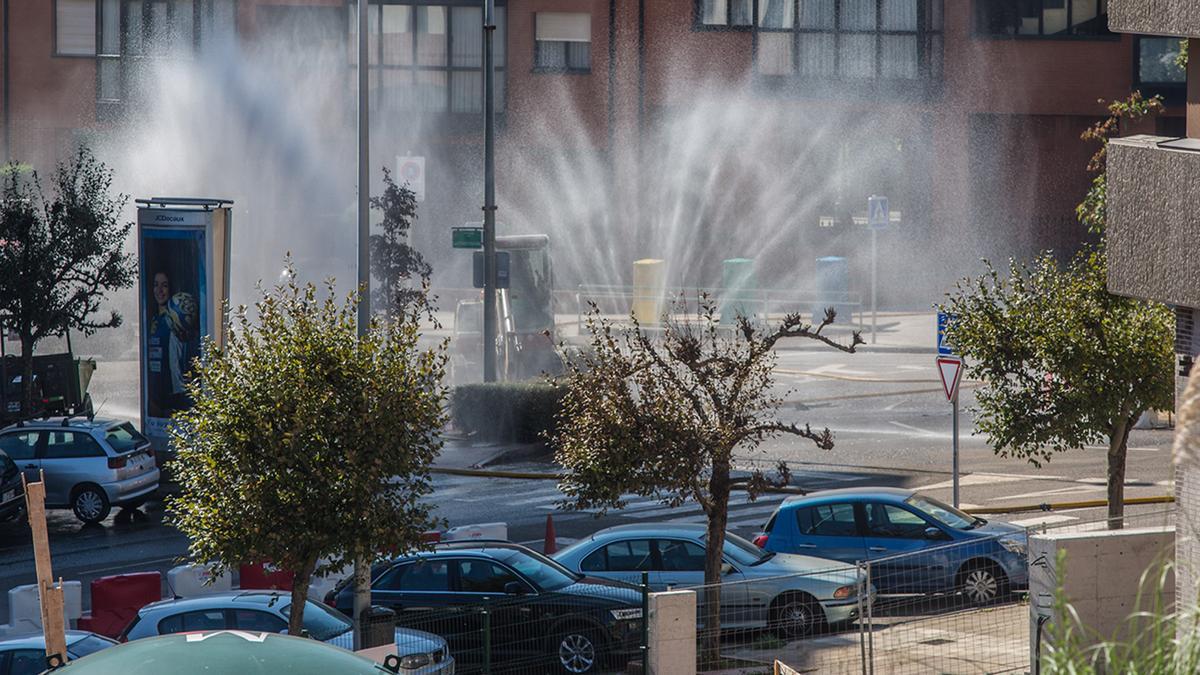 La pala excavadora entre las dos cortinas de agua para evitar la concentración de gas.