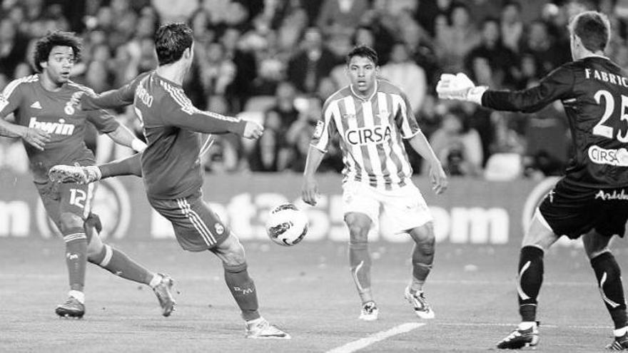 Cristiano Ronaldo remata en la jugada que supuso el gol de la victoria del Madrid ante el Betis. | vidal / efe