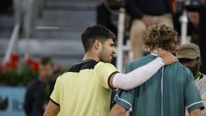  Andréi Rublev (d) y Carlos Alcaraz (i) se saludan tras acabar el partido de cuartos de final del Mutua Madrid Open