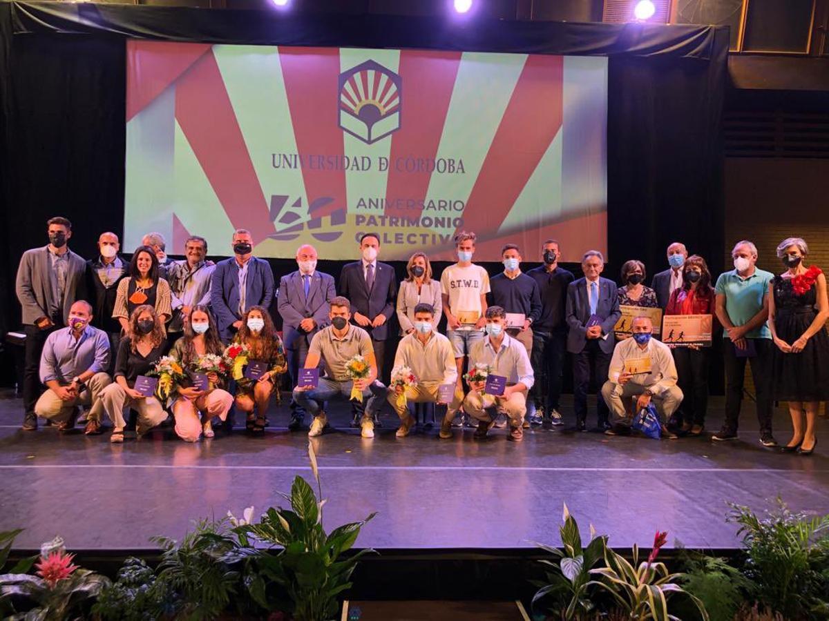 La foto de familia con los premiados en la Gala del Deporte de la UCO.