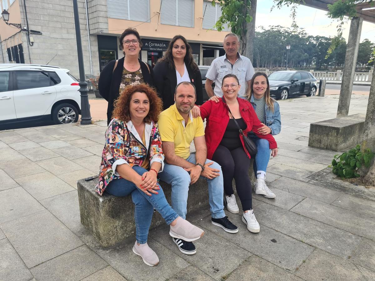 La vilanovesa María José Vales Martínez, candidata a la Alcaldía al frente del PSdeG-PSOE, con amigos y compañeros.