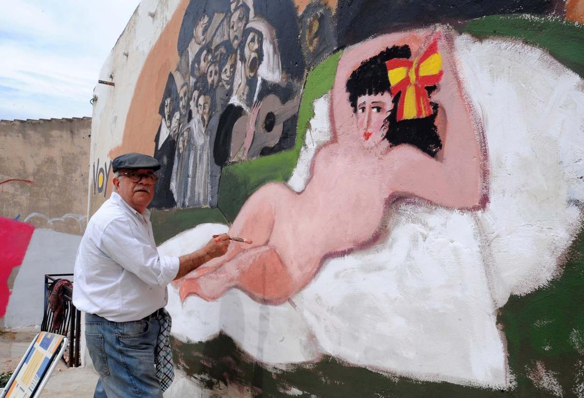 Alfonso Ortuño pinta un mural a su estilo de &quot;La maja desnuda&quot;, en 2012.