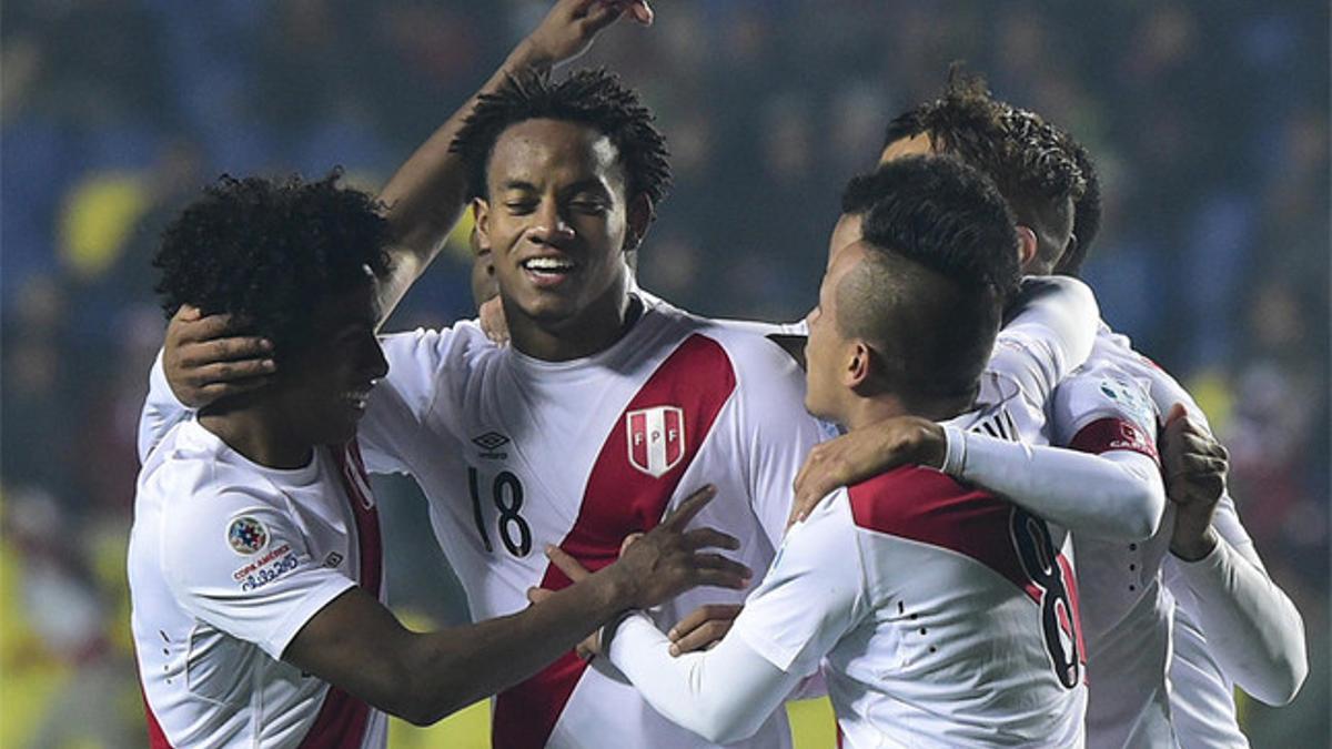 Carrillo celebra con sus compañeros el gol con el que abrió el marcador para Perú