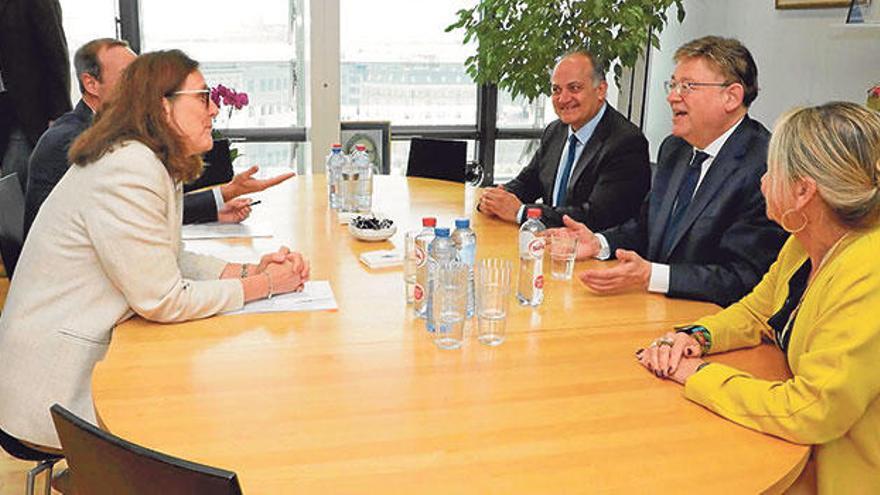 Ximo Puig, Joan Calabuig e Inmaculada Rodríguez Piñero, ayer en Bruselas, con la comisaria de Comercio, Cecilia Malström.