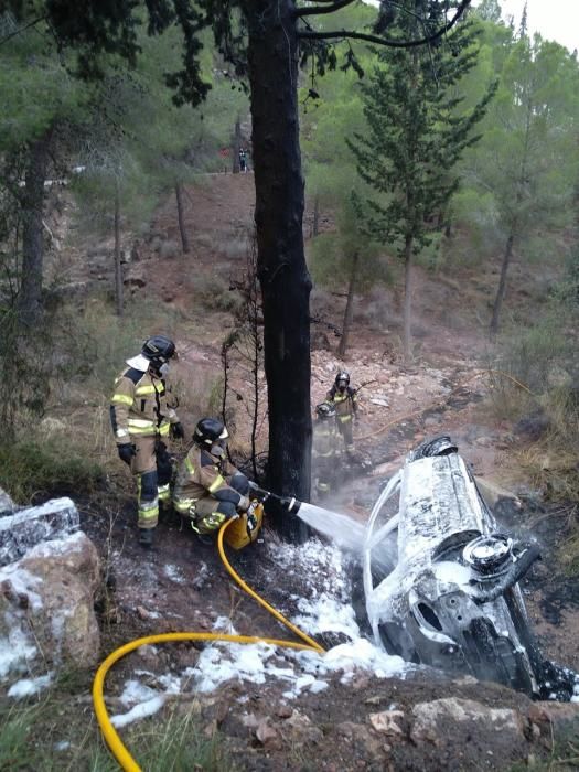 Arde un coche al estrellarse en Murcia