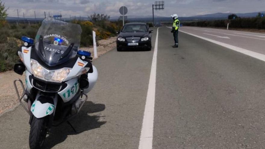 Conduce a 130 kilómetros por hora en un tramo de 40 ante un control de la Guardia Civil en Calamocha