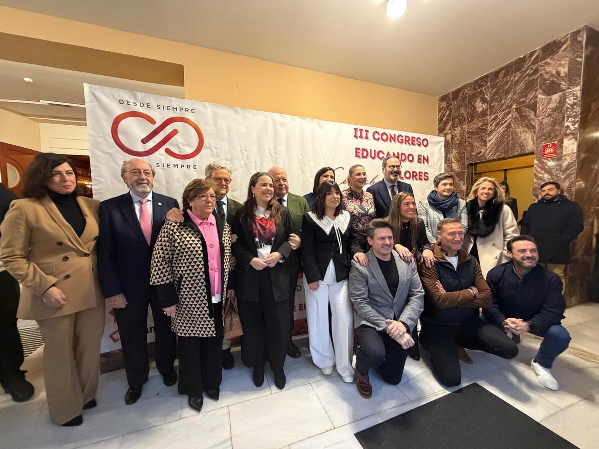 Foto de familia de los presentes en 3º Congreso Educando en Valores.