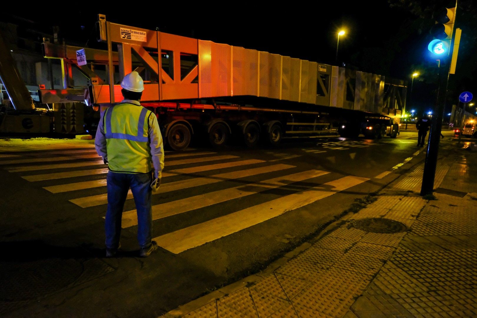 Así ha llegado el nuevo puente del CAC a Málaga