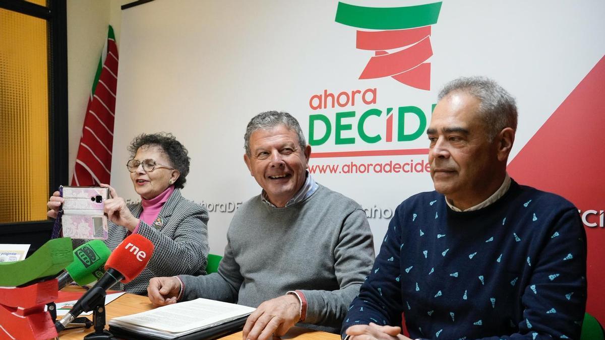 De izquierda a derecha, Maite Romero, el cabeza de lista de Ahora Decide a las próximas autonómicas y Enrique Díaz.