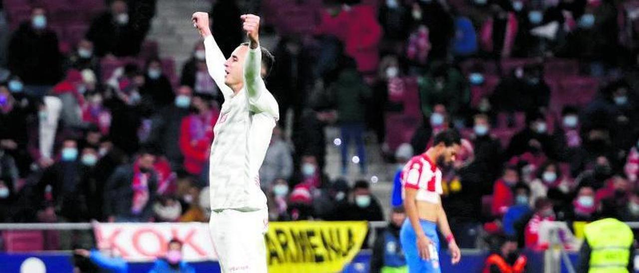 Russo, con los brazos extendidos, celebra la victoria frente 	al Atlético.  | EFE