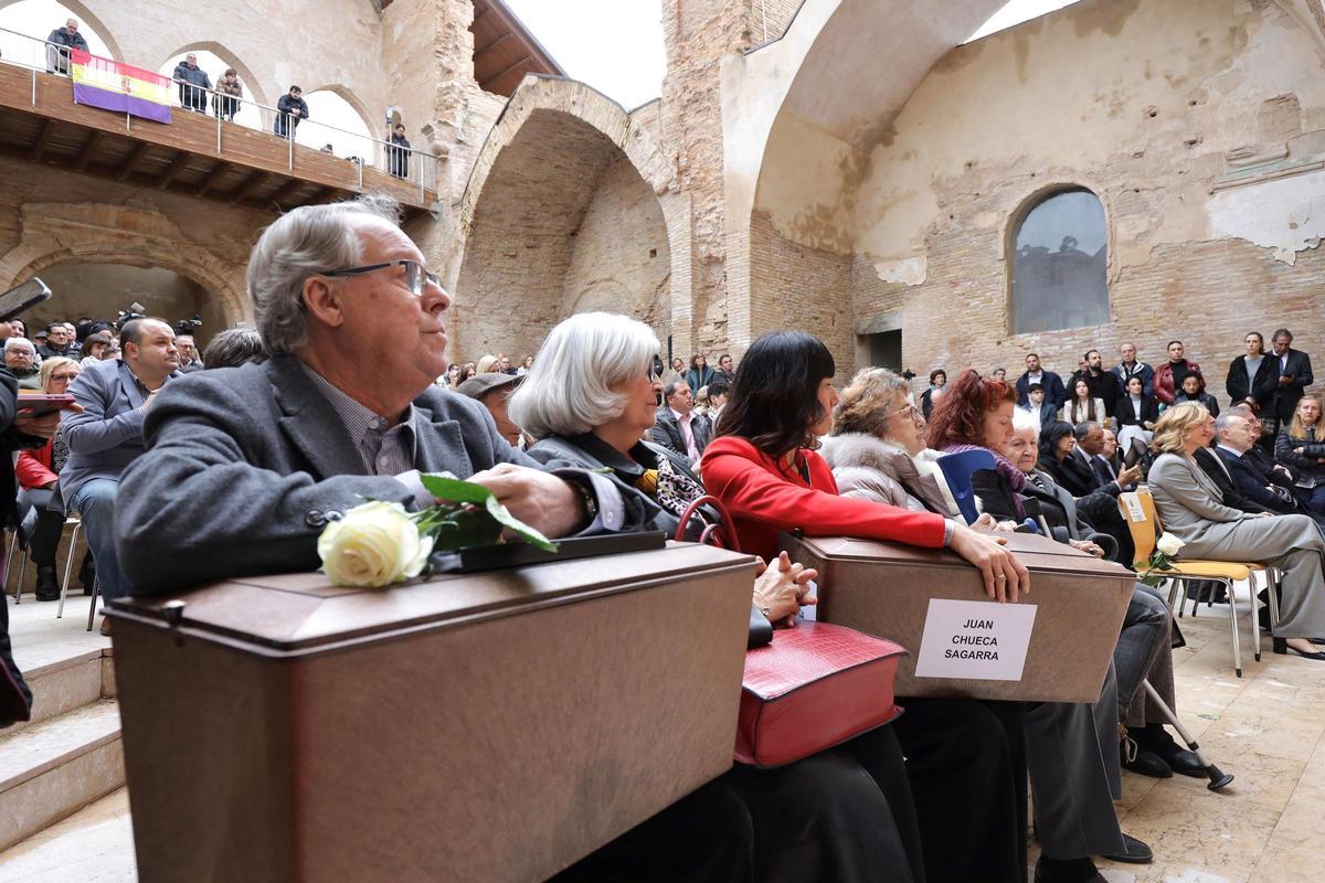 Varios familiares, con los restos de sus antepasados tras recuperarlos de Cuelgamuros, el pasado año en Magallón.