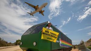 Protesta de Greenpeace en el aeropuerto de Barcelona.